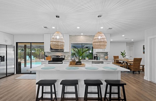 South Venice House | Beautiful 4 bedroom vacation house- large, heated pool- beautiful beaches nearby