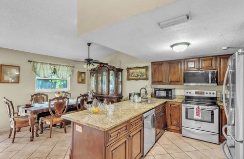 Lakewood Estates House | beautiful and safe golf neighborhood. 10 minute from downtown and the beach