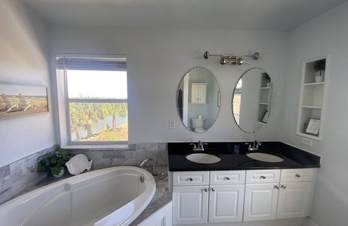 Diplomat House | Beautiful Cape Coral Home w/ PrivateCourtyard Pool