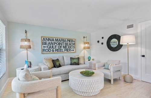 Anna Maria Condo | Beautiful Villa, Perfect Small Getaway. Close to beach, beach gear provided!