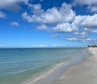 Englewood East House | Book Your Perfect Stay at our Cozy & Affordable 3BR2BA Home Near Englewood Beach