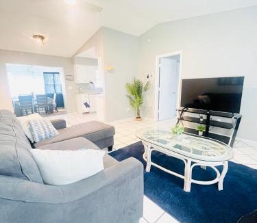 Englewood East House | Book Your Perfect Stay at our Cozy & Affordable 3BR2BA Home Near Englewood Beach