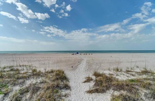 Bradenton Beach House | Bradenton Beach Resort Style Getaway-Walk to Beach