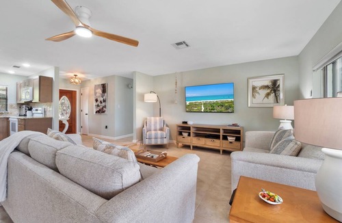 Iona House | Brand new LAKE FRONT listing. 3 miles to Sanibel.