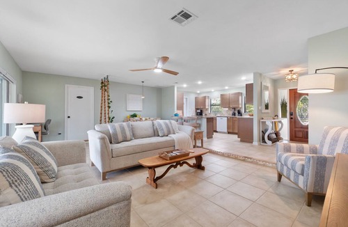 Iona House | Brand new LAKE FRONT listing. 3 miles to Sanibel.