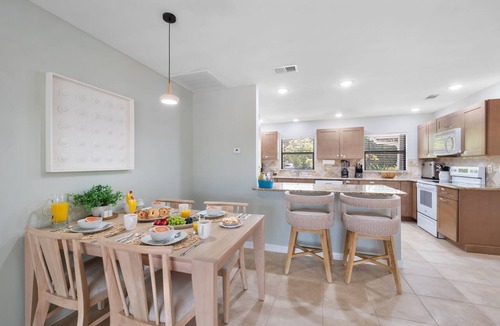 Iona House | Brand new LAKE FRONT listing. 3 miles to Sanibel.