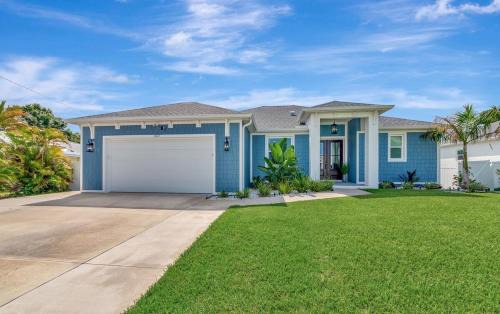 South Venice House | Bright New Home Family Oasis Near the Shore