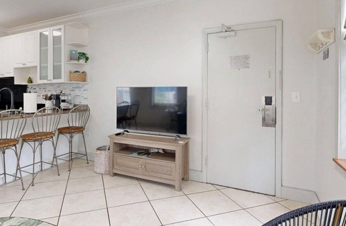 South Pointe Apartment | Bright SoFi 1BR, with queen bed, 1 bath, and FREE parking—rare for South Beach. Walk to South Pointe Park, the beach, top dining, and nightlife. By Miami SoFi Vacation Rentals.