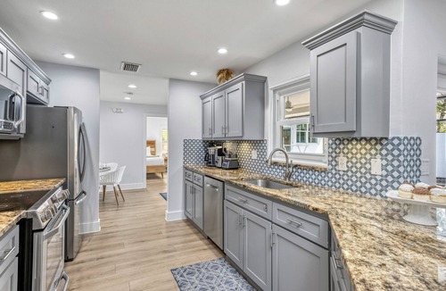 Bay Isle House | Brisas Del Mar | Private Pool with Spa, Guest House, Near Siesta Key Beach