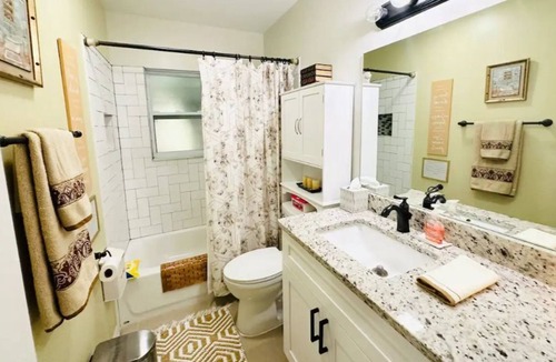 University Apartment | Bush gardens, Adventure Island, University Mall, Restaurants, 5 minutes