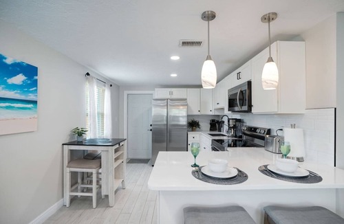 Bayshore Gardens House | Calm Sunset: Sleep 12, Renovated