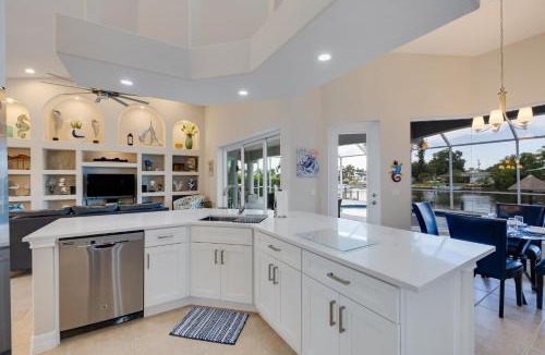 Caloosahatchee House | Cape Serenity- Premier Waterfront Villa with Kayaks and Bikes
