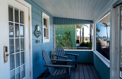 Captiva Hotel | Captivating 1BR Cottage w/Porch | Outdoor Swimming Pools | Free Parking