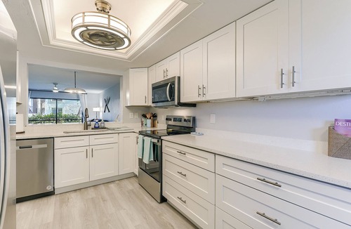Iona Condo | Captivating Summer Retreat 2BR-2BA Golf, Pool, Tennis, 6 Minutes to the Beach