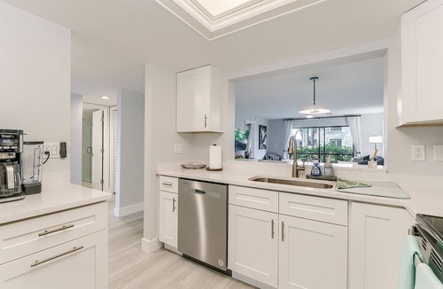 Iona Condo | Captivating Summer Retreat 2BR-2BA Golf, Pool, Tennis, 6 Minutes to the Beach