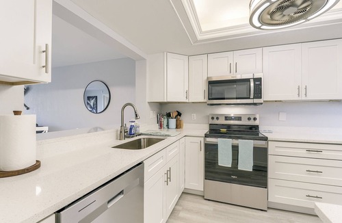 Iona Condo | Captivating Summer Retreat 2BR-2BA Golf, Pool, Tennis, 6 Minutes to the Beach
