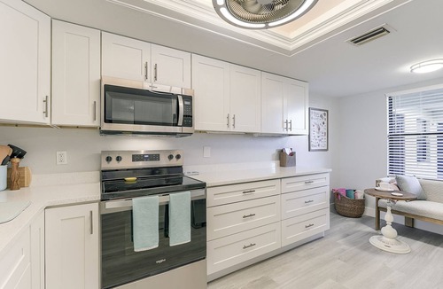 Iona Condo | Captivating Summer Retreat 2BR-2BA Golf, Pool, Tennis, 6 Minutes to the Beach