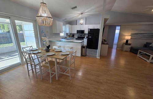 United Central House | Cara's Cozy Corner 3-bedroom house with AC in delightful Central St. Petersburg