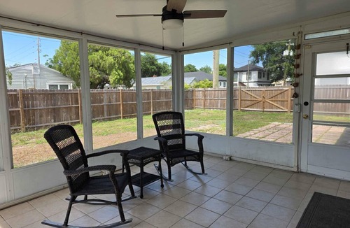 United Central House | Cara's Cozy Corner 3-bedroom house with AC in delightful Central St. Petersburg