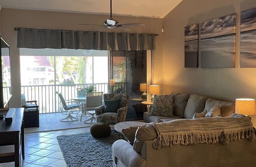 Naples Condo | Carlton Lakes, impeccable 3BR, 2 bath, 2050 sqft near beaches, shops and dining