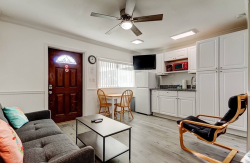 Sunset Reef Hotel | 🌴Carousel Suite #5 – Your Beachy Studio 🏖️ Steps to the Beach!