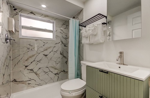 Sunset Reef Hotel | 🌞Carousel Suites #6 - Updated Studio steps to the beach- Perfect for a Relaxing Getaway!