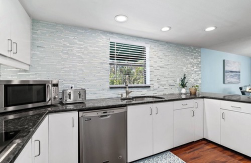 Bay Isle House | Casa Leone | Heated Pool & Spa, Pet Friendly, Putting Green