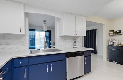 Oakland Hills House | Casa Mar Van Beautiful newly renovated Home on Canal Heated Pool w/Spa andLanai
