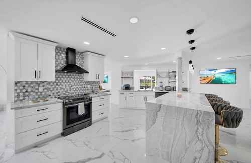 Caloosahatchee House | Casa marina is located in Cape Coral with 4 full bedrooms and 3 bath and pool