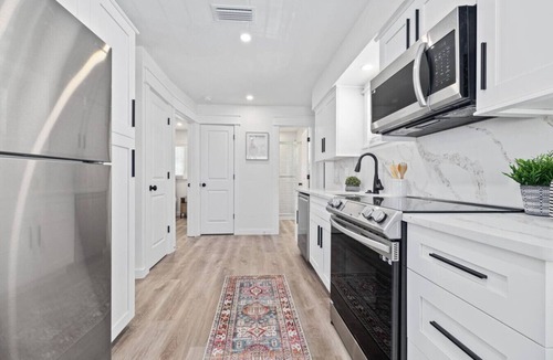 Ilexhurst House | Central location|Walk to beach, trolley stop
