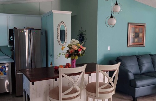 Del Tura Cottage | Charming 2-bedroom cottage in enjoyable North Fort Myers with AC, WiFi