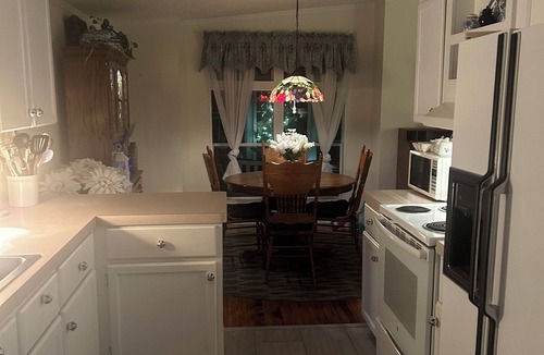 Warm Mineral Springs House | Charming 2-bedroom mobile home in fabulous Riverwalk Community 55+ with AC, WiFi