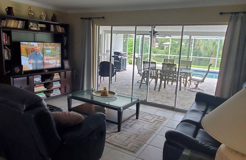 Laurel House | Charming 2-beds house on the lake. Pool and large patio. Close to the beaches.