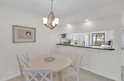 Mid Island Condo | Charming 2b-2b condo in beautiful Fort Myers Beach- 10 min walk to the beach .