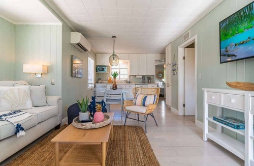 Sarasota Cottage | Charming 2BD Bungalow Close to Crescent Beach!