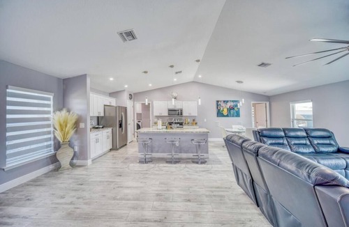 Diplomat House | Charming 3-bedroom house with beautiful heated pool and plenty of amenities