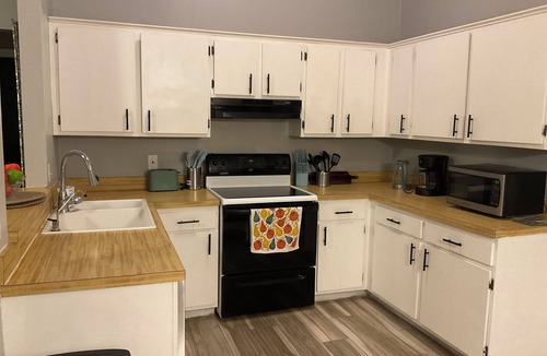 Lake St. George House | Charming 3-bedroom bungalow with Fenced in backyard ,Pet friendly in Palm Harbor