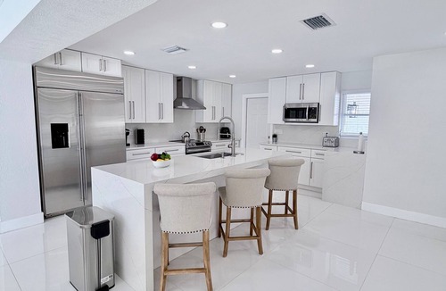 Southgate House | Charming 3BR/2BA Pool Home in Sarasota, Total Comfort, Minutes to Siesta Key!