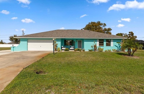 Port Charlotte House | Charming 4-bedroom Pool and Hot Tub home with WiFi in delightful Port Charlotte