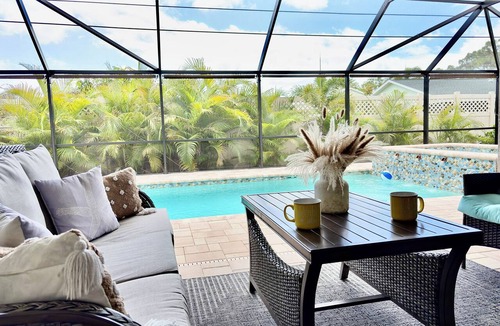 South Venice House | Charming Beach Time Villa-heated pool & spa-4 bikes, game room-near beach
