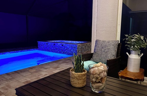 South Venice House | Charming Beach Time Villa-heated pool & spa-4 bikes, game room-near beach