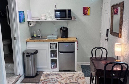 Gulfport Apartment | Charming Gulfport Town Guest Cottage Studio -Walk To Beach -Shops -Restaurants