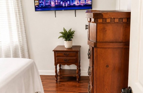 Amaryllis Park Apartment | Charming Old-Sarasota -Florida Home - Cozy 2BR Retreat Near Beaches and Bay Park
