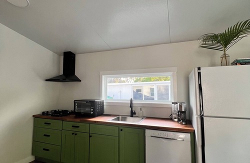 Venice Cottage | Charming Waterside Cottage with River Views in Ramblers Rest