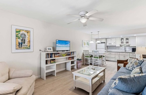 Belleair Beach Condo | 🐚Chateau 1E - Belleair Beach 1 Bedroom condo on the beach!