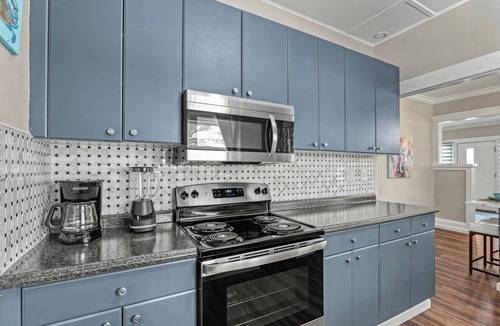 Gillespie Park House | City Cottage | Heated Cocktail Pool, Tiki Bar & Walk to City of Sarasota