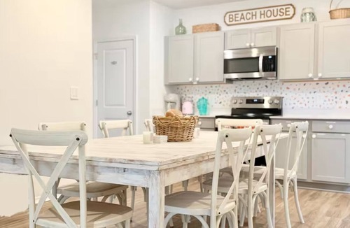 Amaryllis Park Villa | Clean + Private QUEEN Room w/Hot Tub, Grill