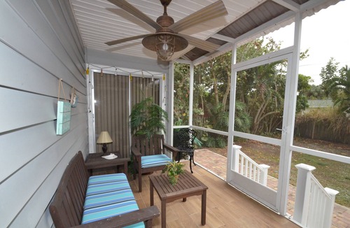 Naples Park House | Coastal Cottage, <1 mile to the Beach, near Ritz Carlton!