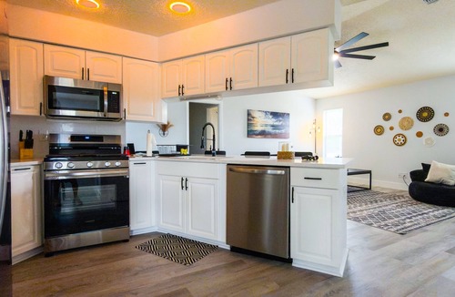 Englewood East House | Coastal Family Retreat with Pool & Hot Tub Heat Included Near Gulf Coast Beaches