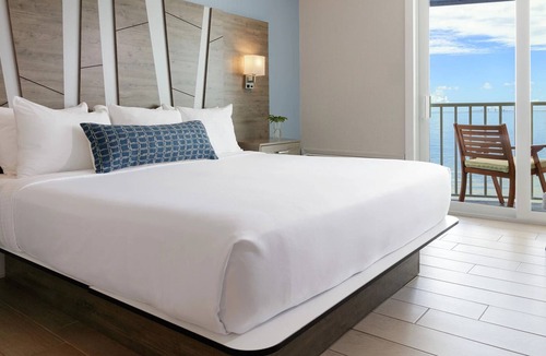 Pinellas Point Hotel | Coastal Retreat | Pier Aquarium, Maximo Park, & Scenic Ambiance Nearby